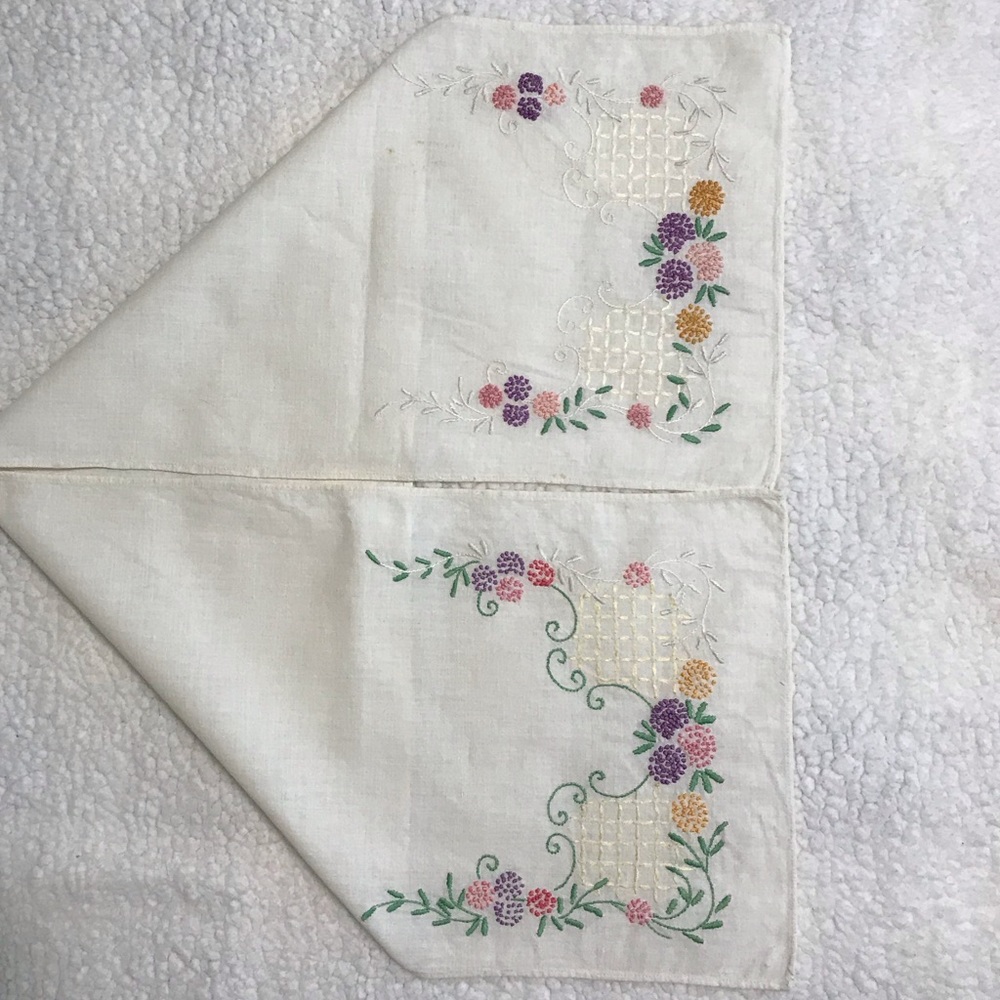 Vintage Hand-Embroidered Linen - Picture 4 of 7